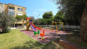 Buca'da parklar yenilendi! Oyun alanlarına yeni ağaçlar dikildi