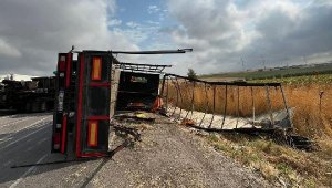 Canlı tavuk yüklü kamyon, otomobille çarpıştı