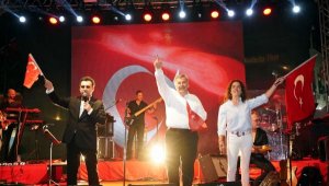 Çeşme'de 30 Ağustos coşkusuna binlerce kişi eşlik etti