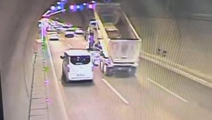 Damperi açık kamyon, DMİ levhasını devirdi