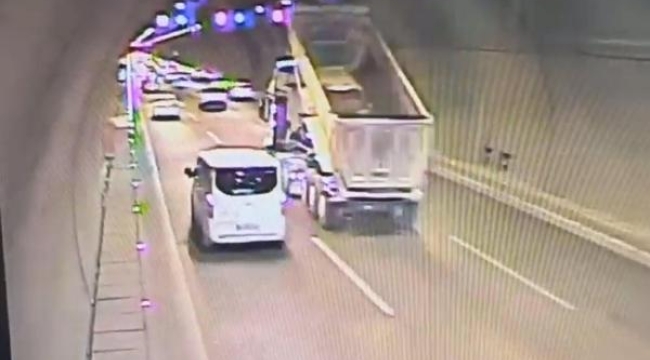 Damperi açık kamyon, DMİ levhasını devirdi