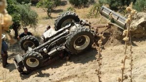 Devrilen traktörün altında kalan çiftçi öldü