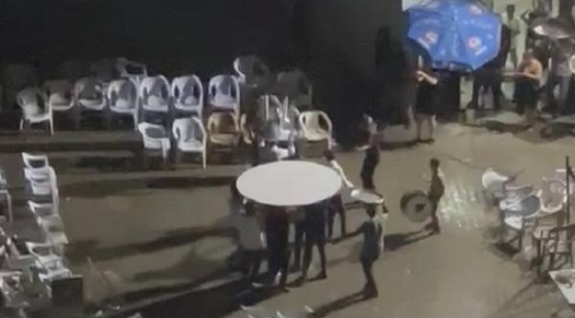 Düğünde sağanağa aldırış etmeyip oynadılar