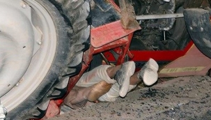 El frenini çekmeyi unuttuğu traktörünün altında kaldı