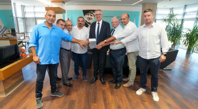 Gazetecilerden Gaziemir Belediye Başkanı Arda'ya özel hediye