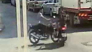 İki motosiklet kafa kafaya böyle çarpıştı