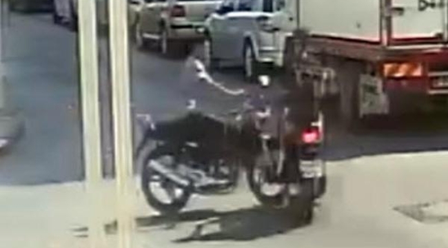 İki motosiklet kafa kafaya böyle çarpıştı