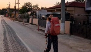 İspanya'dan yürüyerek çıktığı Kudüs yolculuğunda Çanakkale'ye ulaştı
