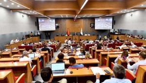 İzmir Büyükşehir Meclisi'nden Başkan Soyer'e borçlanma yetkisi