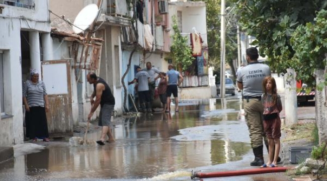 İzmir'de inşaat çalışması sırasında su borusu patladı; evleri su bastı