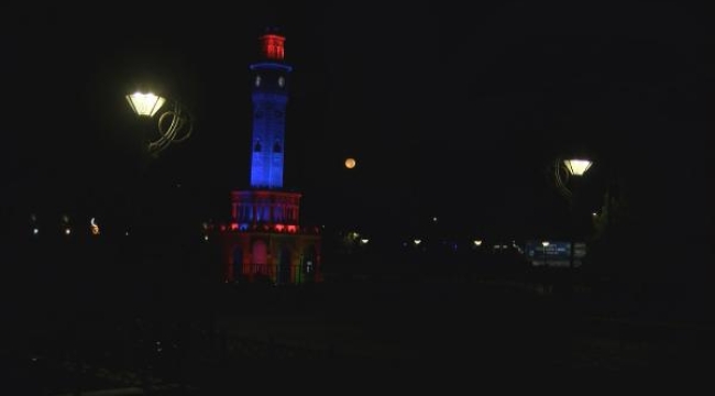 İzmir'de Saat Kulesi ile Mavi Ay, birlikte görsel şölen oluşturdu
