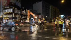 İzmir'de su borusu patladı, cadde kapatıldı