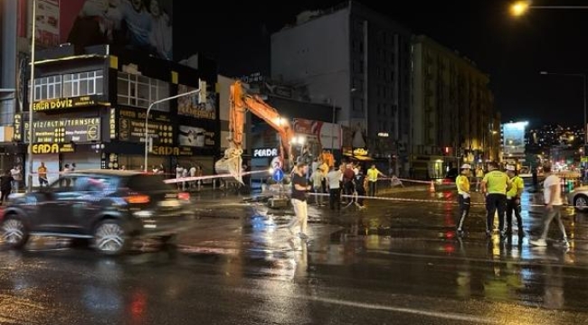 İzmir'de su borusu patladı, cadde kapatıldı