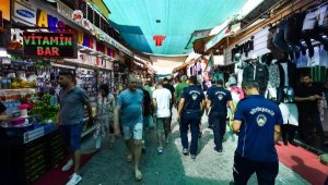 İzmir'de zabıta ekiplerinden çığırtkan ve hanutçu operasyonu