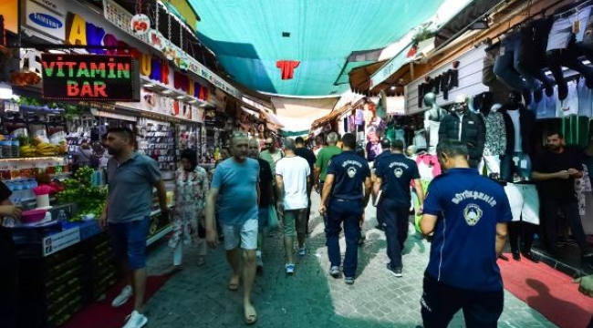İzmir'de zabıta ekiplerinden çığırtkan ve hanutçu operasyonu