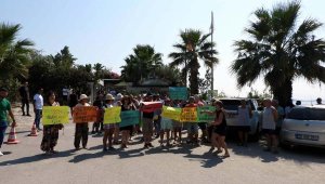 İzmir'de zincirli protesto