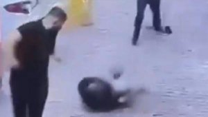 İzmir'deki cinayet anı kameraya yansıdı 