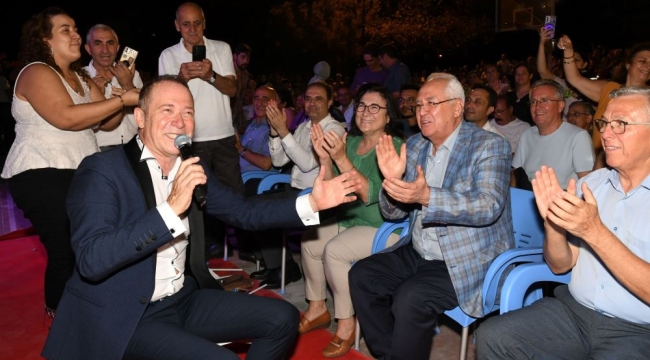Karabağlar Belediyesi'nin Zafer konserinde Sümer Ezgü sahne aldı