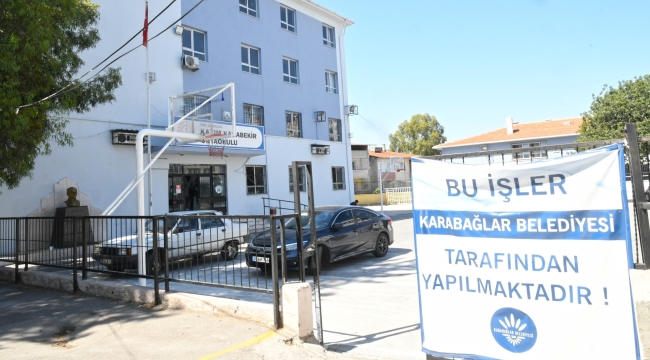 Karabağlar Belediyesi, okulların bakım onarımını yapıyor