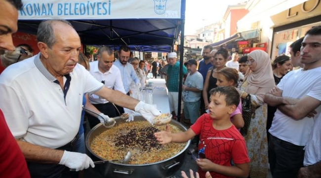 Konak Belediyesi, ilçede yaşayan 5 bin kişiye aşure dağıttı