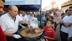 Konak Belediyesi, ilçede yaşayan 5 bin kişiye aşure dağıttı