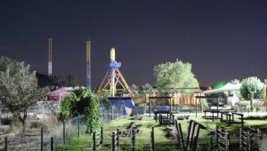 Lunaparkta ağaca çarpan salıncaktaki 6 kişi yaralandı