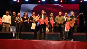 Manisa Demirci'de 'Şimdi 90'lar' konseri düzenlendi