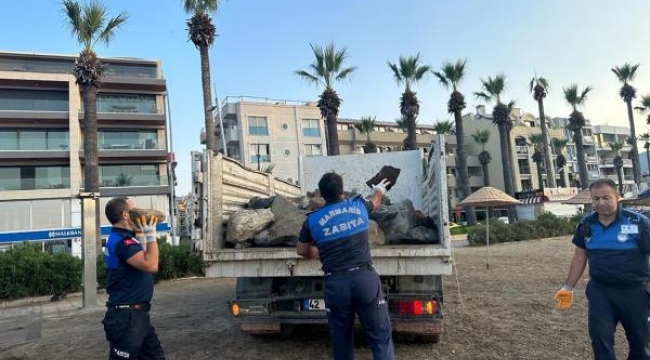 Marmaris'te Halk Plajı'nda taş temizliği