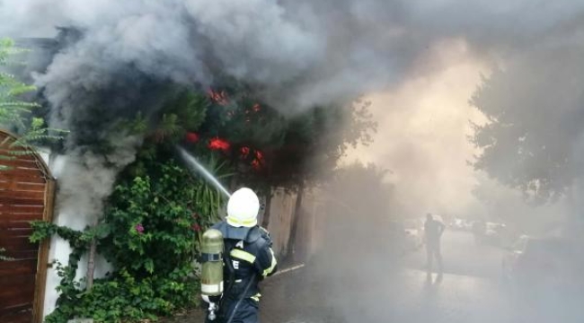 Marmaris'te otelin bahçesinde yangın korkuttu