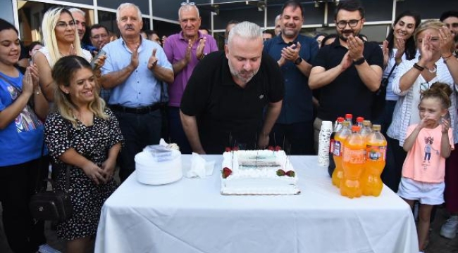 Menemen Belediye Başkanı'na sürpriz doğum günü kutlaması