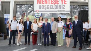 Öğrencilere, karanfilli karşılama