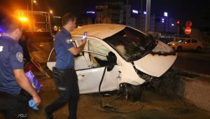 Refüje çarpan araçta yangın çıktı: 2 ağır yaralı