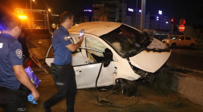 Refüje çarpan araçta yangın çıktı: 2 ağır yaralı