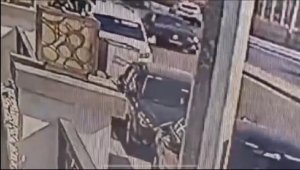 Refüjü aşan otomobilin polis otosuna çarptı