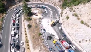 Sakar geçidinde kum yüklü TIR devrildi; 1 yaralı