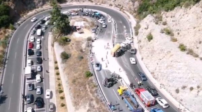 Sakar geçidinde kum yüklü TIR devrildi; 1 yaralı