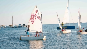 Seferihisar Belediyesi, öğrencilere yelken sporu eğitimi veriyor