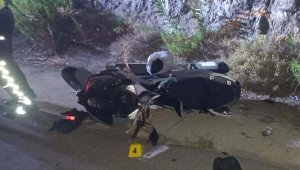 Servis minibüsünün çarptığı motosikletli öldü