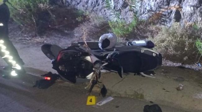 Servis minibüsünün çarptığı motosikletli öldü
