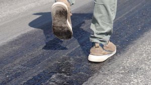 Sıcak hava nedeniyle asfalt eridi