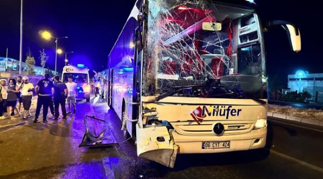 Turğutlu'da yolcu otobüsü ile TIR çarpıştı: 3 yaralı