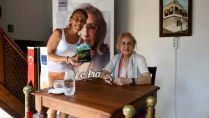 Yazar İnci Aral, Kuşadası'nda okurlarıyla bir araya geldi