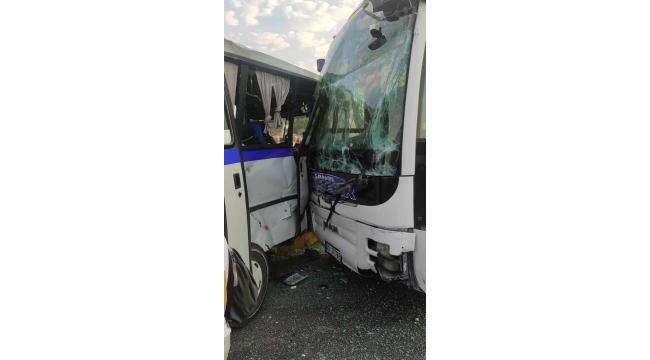 Yolcu otobüsüyle işçi servis midibüsü çarpıştı: 11 yaralı