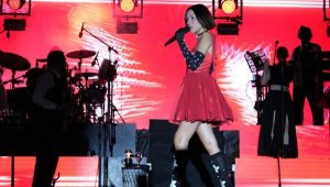 Zeynep Bastık Aydın'da Zafer Bayramı konseri verdi