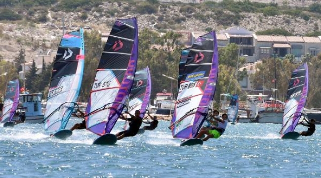 10 ülkeden 100 sporcu sörf için Alaçatı 'ya geliyor