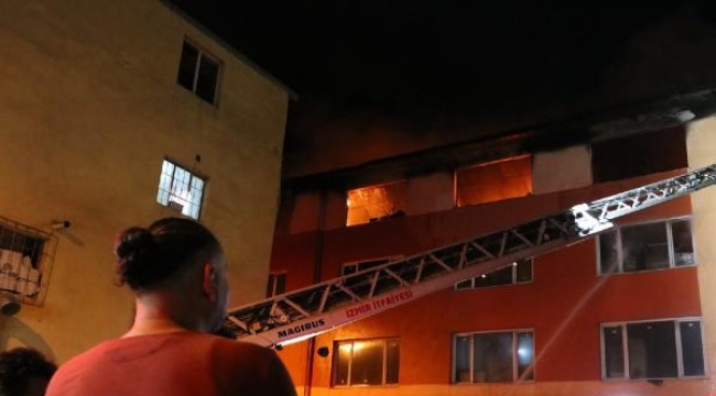 4 katlı binanın çatı katında yangın çıktı