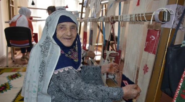 85 yaşında halı dokuma kursunu bitirip, sertifika aldı
