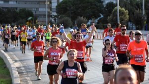 9 Eylül İzmir Yarı Maratonu'nda 2 bin 500 sporcu koştu