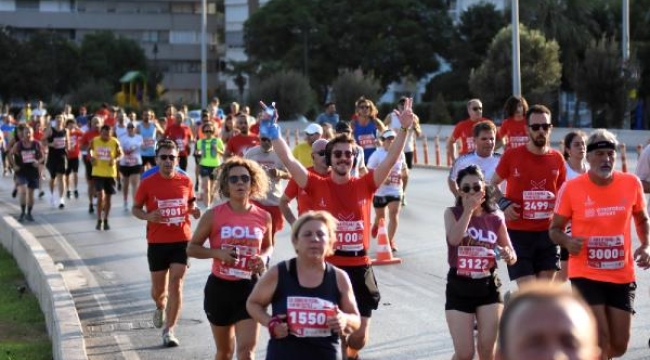 9 Eylül İzmir Yarı Maratonu'nda 2 bin 500 sporcu koştu