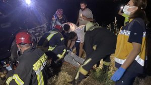 Aarka koltuktan fırlayıp aracın altında kaldı